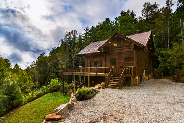 Acorn Bend Log Cabin is a large couples getaway cabin with game room